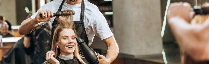 Polka u fryzjera - ile wydajemy na włosy i z jakich usług korzystamy najczęściej?